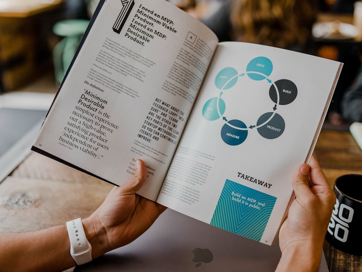 Un rapport imprimé avec graphiques, feuilleté à la main